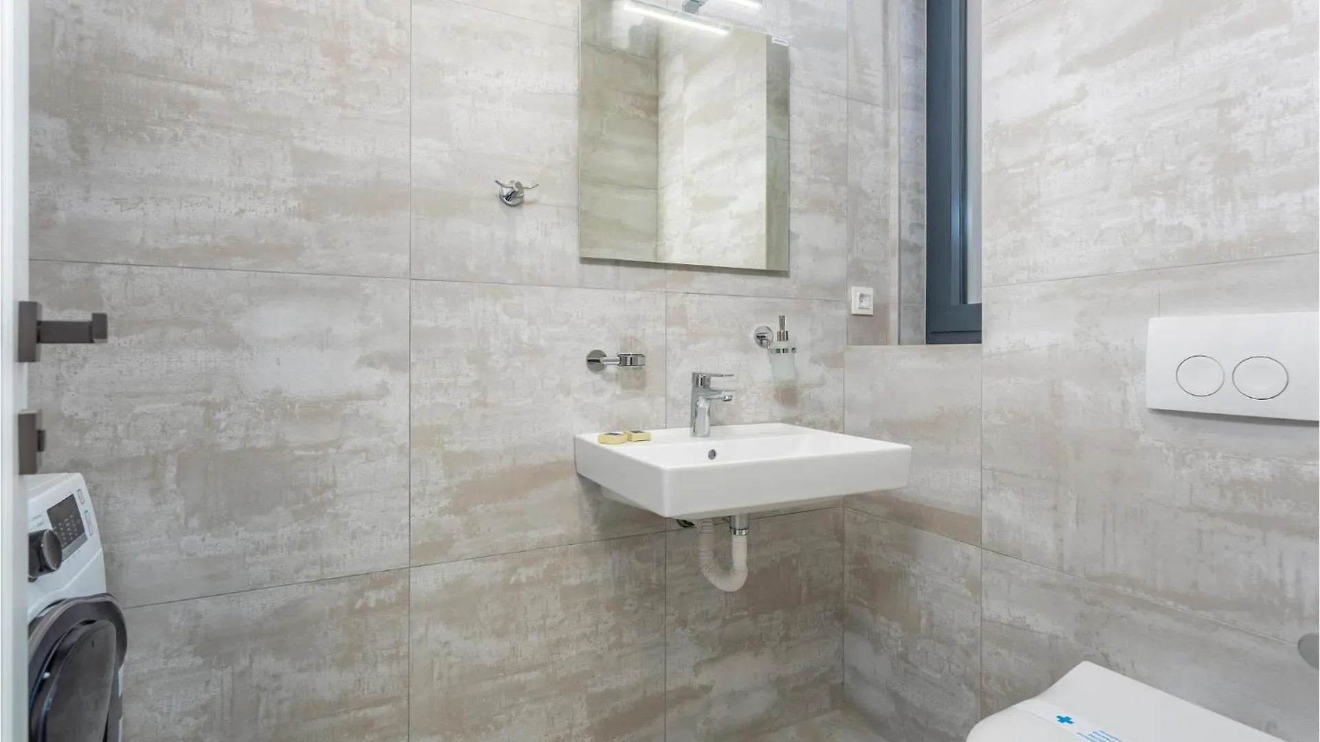 Nice Apartment In Malinska With Wifi 0*,